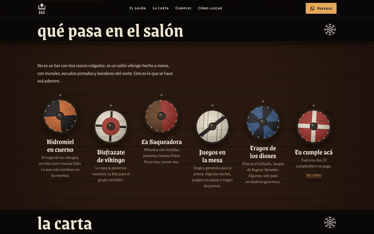 Sección Qué pasa en el salón del sitio de Barhalla, con el muro de escudos pintados